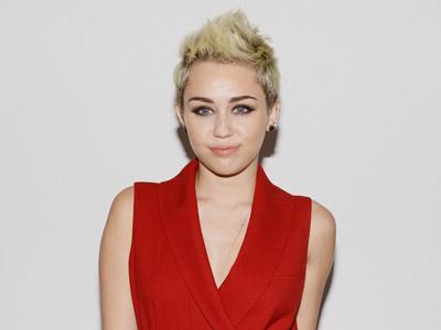 Duh, Miley Cyrus Ancam Ayahnya Lewat Twitter